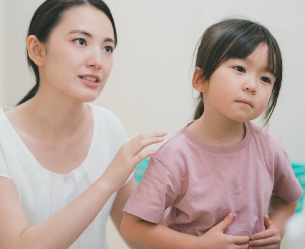 子どもの「お腹が痛い」は便秘？腹痛で疑われる症状と対処法
