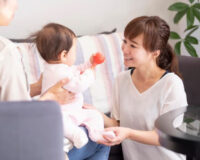 赤ちゃんの頭の汗がすごい…病気？受診の目安と対策